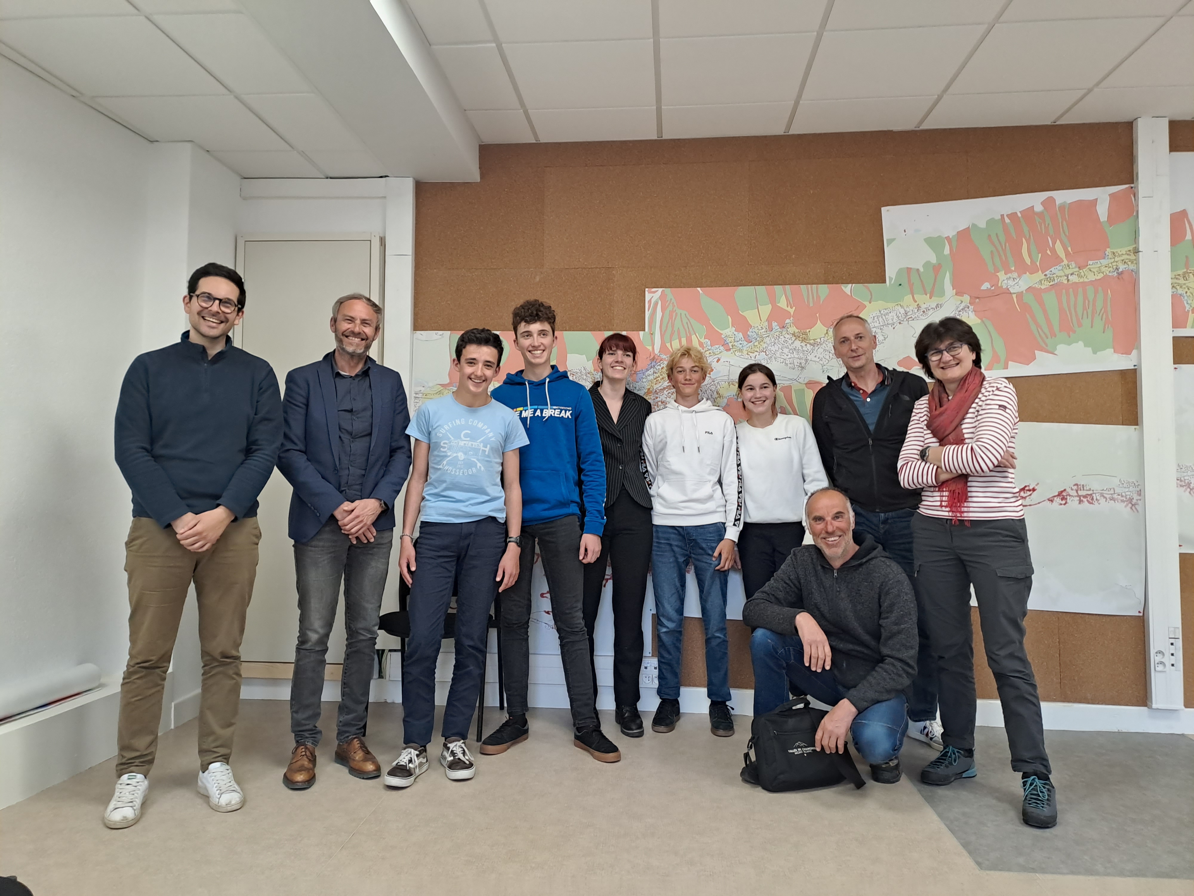 Rencontre le 27 avril 2023 entre les élus et les élèves du Lycée Frison-Roche ayant participé au YPAC 2023